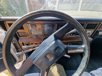 Lincoln town car - 11