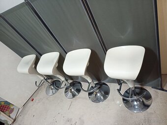 Prodám 4 x krásné výškově stavitelné otáčecí barové židle - 11