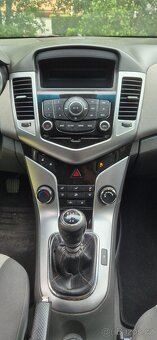 Chevrolet Cruze 1.6i 83 kW, benzín, 06/2009, 136 820 km - 11