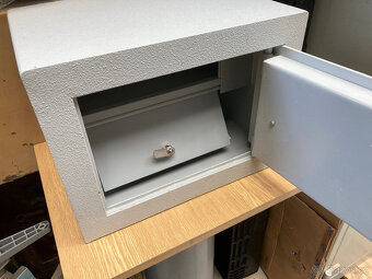 Trezor SAFMETAL  použitý za 6.000 kč - 11