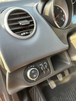 Opel Meriva 1,4 turbo / 88 kW modrá - 11