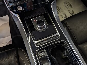 Jaguar XE 2.0d A/T R-SPORT PANORAMA, KAMERA, DPH - 11