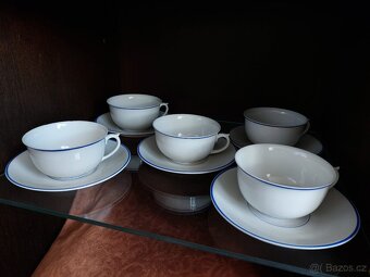 Bílý porcelánový servis s modrým proužkem - 11