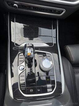 BMW X7 50i 1. maj CZ 9/22 najeto 53 tkm - 11