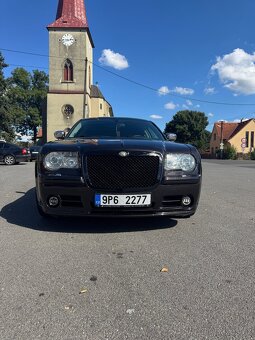 Vínový Chrysler 300c Touring. 3.5V6 183kw RWD - 11