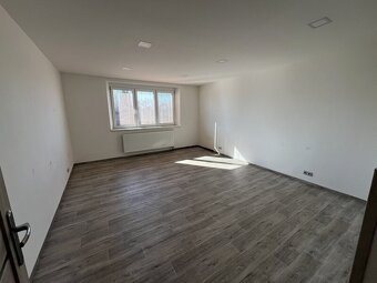 Unikátní dvougenerační vila, pozemek 540m2, studna, Hradec K - 11