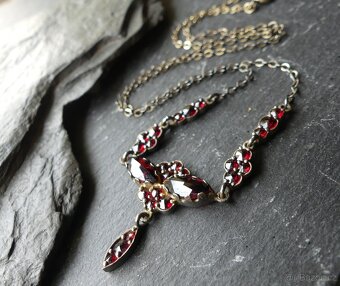 Stříbrné náhrdelníky s českými granáty, koliery, různé - 11