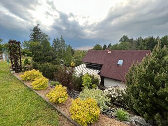 Rodinný dům 330m2 + zahrada 1737m2, 2 bytové jednotky, garáž - 11
