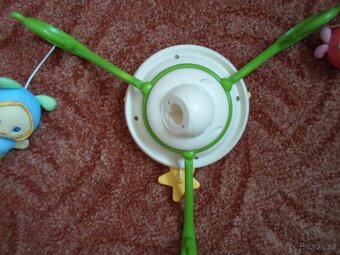 Playskool Kolotoč nad postýlku broučci, hraje a svítí - 11