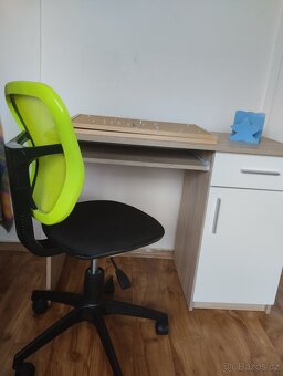 Psací stůl, židle, nástěnka - 11