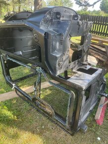 Prodám rám kabiny bagru Caterpilar 303 - 11