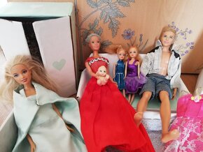 hraný velký set panenek Barbie + Ken + děti - 11