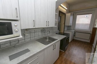 Prostorný dvougenerační rodinný dům v obci Lahošť, okres Tep - 11