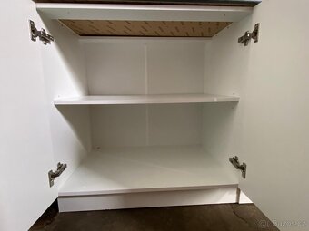 Moderní kuchyňská linka bez spotřebičů - 11