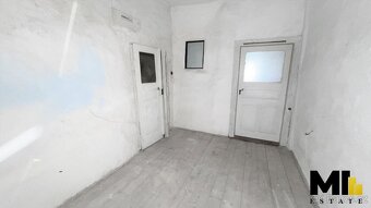 Prodej rodinného domu o velikosti 270 m2 na pozemku 833 m2 v - 11