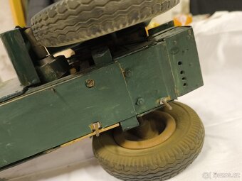 Starý model traktoru Zetor 25 - 11