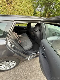 Toyota Corolla 2023 hybrid 21,200 km 530,000 Kč - 11