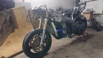 Kawasaki ZX7R - 11
