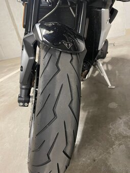 Triumph Street Triple 765 R (2022), 4000km, stav nové moto - 11