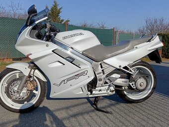 Honda VFR 750 - 11