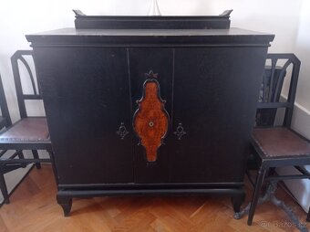 ČERNÝ STAROŽITNÝ NÁBYTEK, POČ.20.STOL. - 11