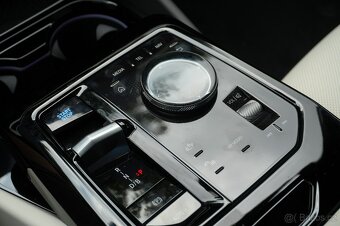 BMW i5 G60 290 kW B&W, Ventilace,Tažné - 11