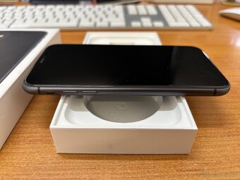 Apple iPhone 11 - 64GB Černý - baterie 98% - 11