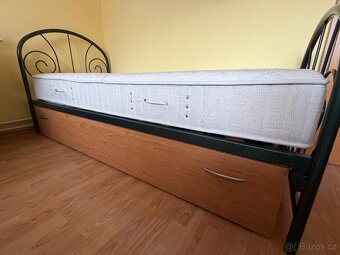 Kovová postel a roštem, matrací a šuplíkem na míru.. - 11