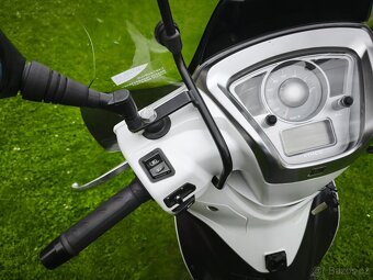 Kymco People GT 300i (2016) - 11