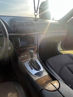 Mercedes-Benz E320 - 11