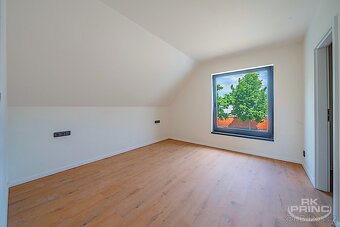 Prodej rodinný dům 4+kk, na pozemku 248 m2, Chrášťany, Český - 11