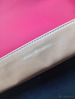 Nová kabelka Tommy Hilfiger, taštička Armani zdarma - 11
