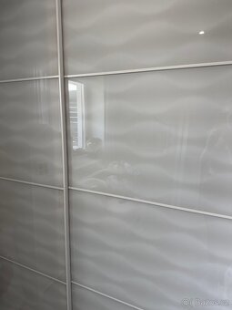 Velká šatní skříň - skleněné dveře - 11