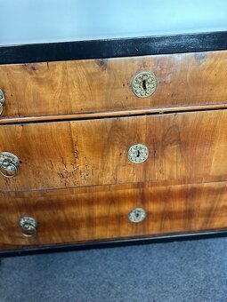 Komoda biedermeier hezký model. - 11