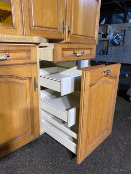 Masivní kuchyňská linka bez spotřebičů - 11