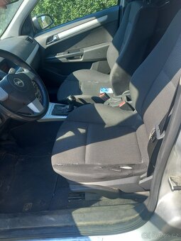 Opel Astra Caravan H - 11