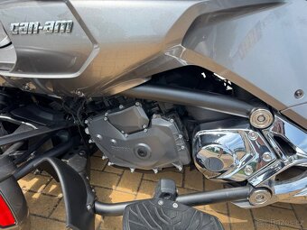 Tříkolka Can-Am Spyder F3-LTD - 11