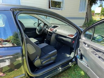 Prodám Peugeot 207 1,4 70kw, benzín, manuál - 11