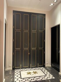 Dveře, regály, police, vitríny - 11