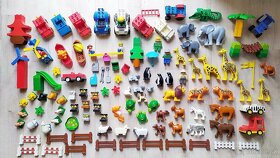 Vlak,mašinka,vagóny,koleje k DUPLO,doplňky,figurky,kostky.. - 11