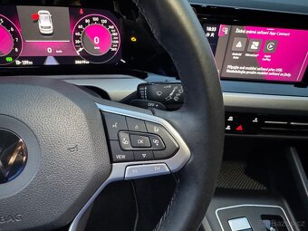 Volkswagen Golf VIII 1.0 eTSI/DSG/ČR-2. majitel/Life/28 tkm - 11