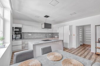 Prodej rodinného domu s potenciálem přes 270 m2 plochy - 11