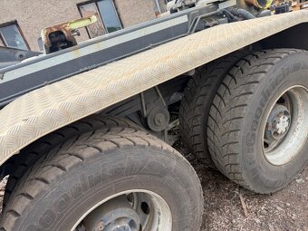 Hákový nosič kontejneru Renault 6 × 6 - 11