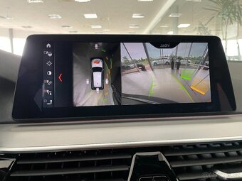 BMW 530d xDrive 360kam Head-Up DPH - 11