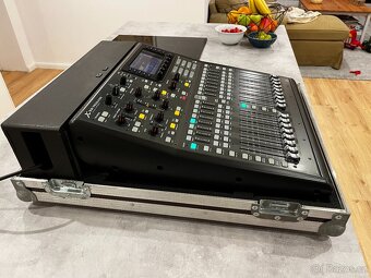 Behringer X32 Producer + case - 11