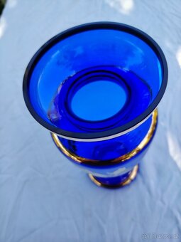 Modrá skleněná váza se zlatým motivem - 11