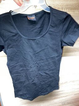 ČERNÉ MIKINY A TRIKA - NOVÉ/NEPRANÉ - 11