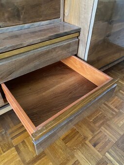 Starožitná obývací stěna, ořechová dýha + masiv - 11