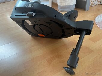 Prodám autosedačku Cybex s isofixem plus 2 vložky - 11