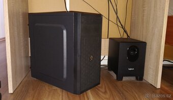 Počítač s monitorem, repro soustavou počítačovým stolem - 11